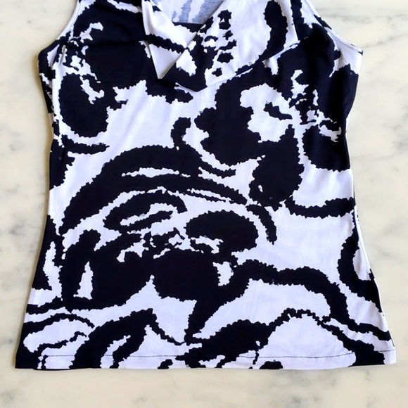 NWT. Express Rayon Spandex Black/White Patterned Sleeveless Top w/metal decor. - Picture 4 of 4